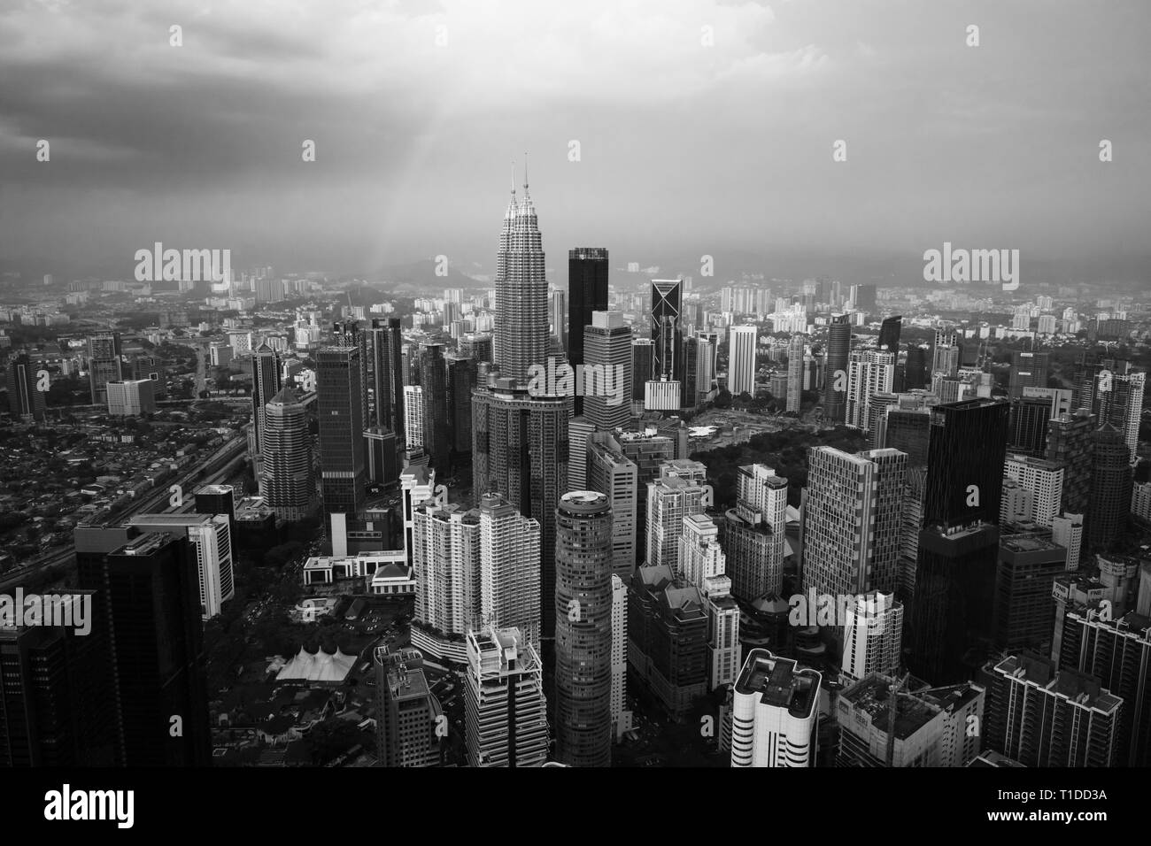 Una tarde vista aérea sobre el paisaje urbano de Kuala Lumpur, en Malasia Foto de stock