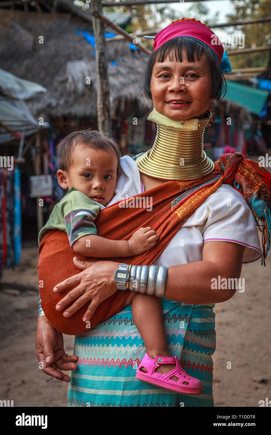 Cuello largo mujer con su niño (tribu Kayan) Foto de stock