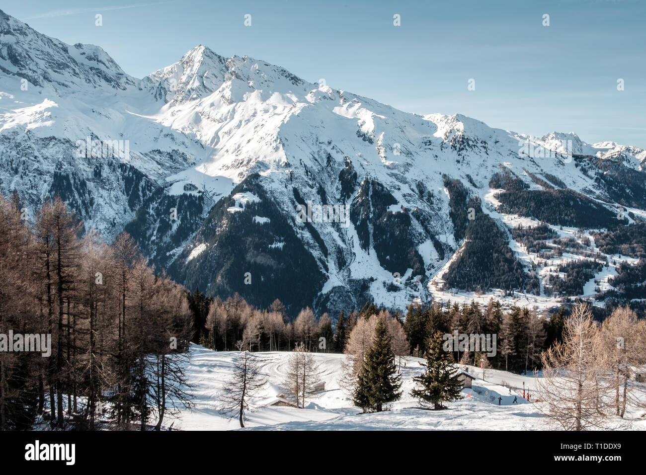 Una vista de las montañas de los Alpes franceses. Es invierno y las montañas tienen nieve sobre ellas Foto de stock