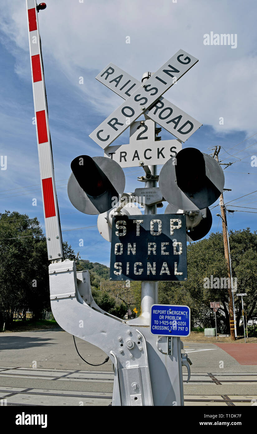 Niles Canyon Railway cruzando el portón y luces de señal en Sunol, California Foto de stock