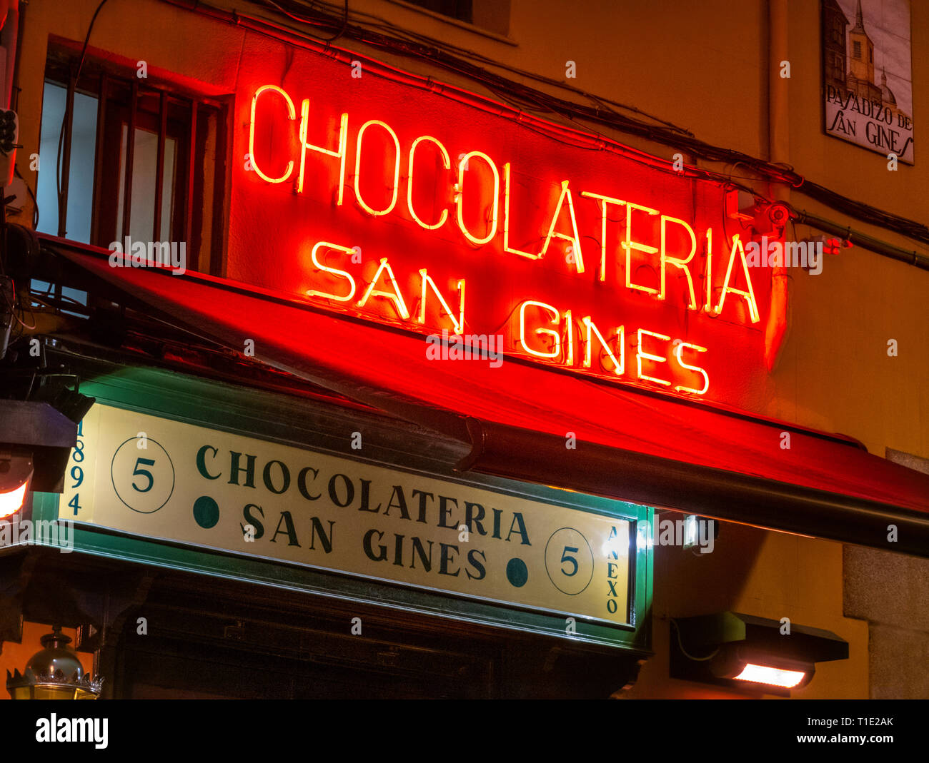Madrid famosa Chocolatería San Ginés, Chocolateria San Gines barra de chocolate en el pasadizo de San Ginés. Madrid, España. Foto de stock