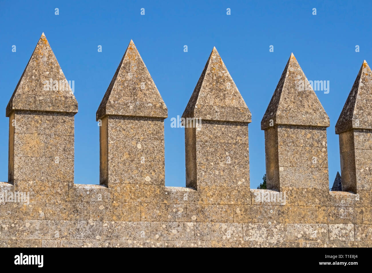 Almenas en una pared de castillo. Almodóvar del Río, Provincia de Córdoba, España. Castillo de Almodóvar. Foto de stock