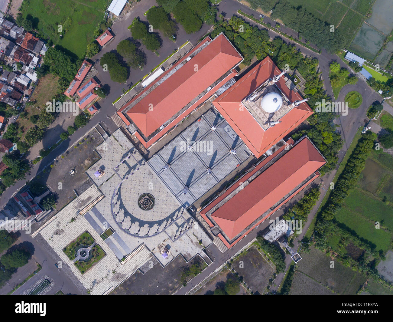 La gran mezquita de la provincia de Java Central en Semarang. Indonesia es el mayor país musulmán del mundo. La mezquita puede albergar 16.000 oraciones. Foto de stock