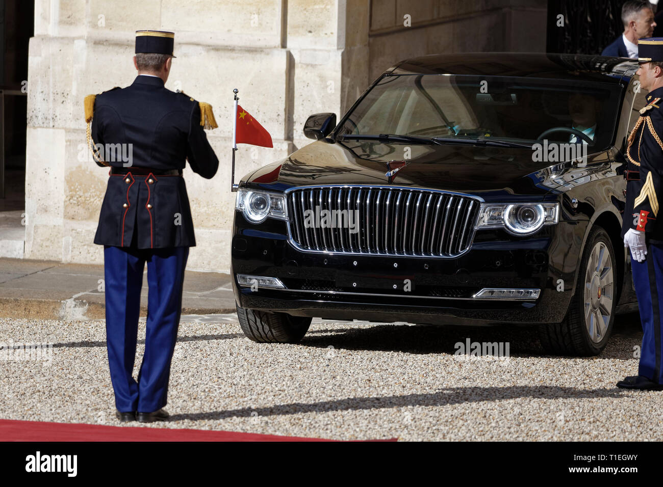 París, Francia. 25 Mar, 2019. El presidente francés Emmanuel Macron saluda al Presidente chino Xi Jinping en el Elysee Palace, París, Francia. Crédito: Bernard Menigault/Alamy Live News Foto de stock