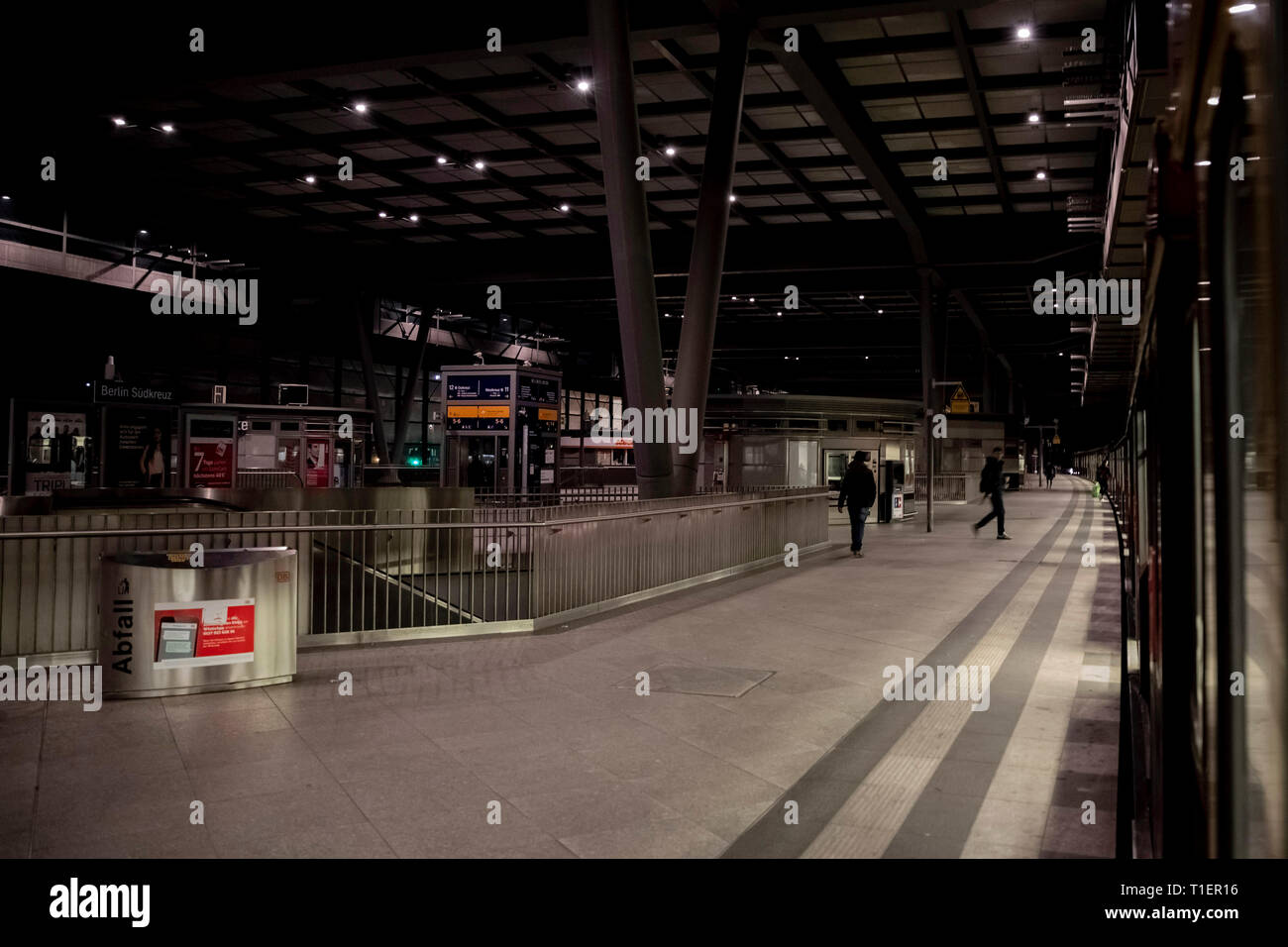 Berlín, Alemania. 26 Mar, 2019. Un S-Bahn se detiene en la estación de Südkreuz, que sólo se enciende con la iluminación de emergencia después de un fallo de alimentación. Crédito: Christoph Soeder/dpa/Alamy Live News Foto de stock