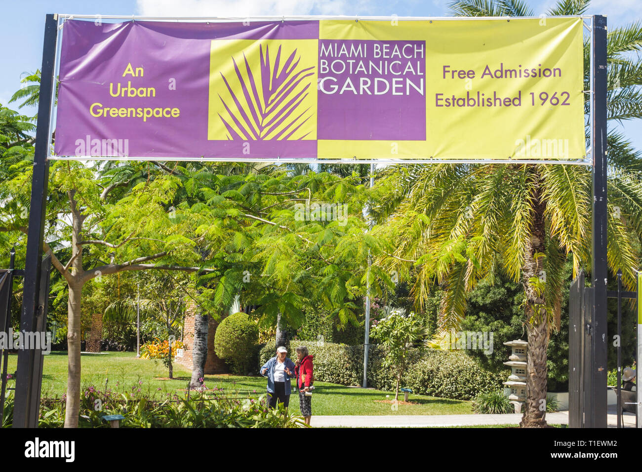 Miami Beach Florida, Jardín Botánico, jardinería, plantas, árboles, horticultura, entrada, frente, mujer mujer mujer mujer, bandera, entrada gratuita, espacio verde urbano, FL0 Foto de stock