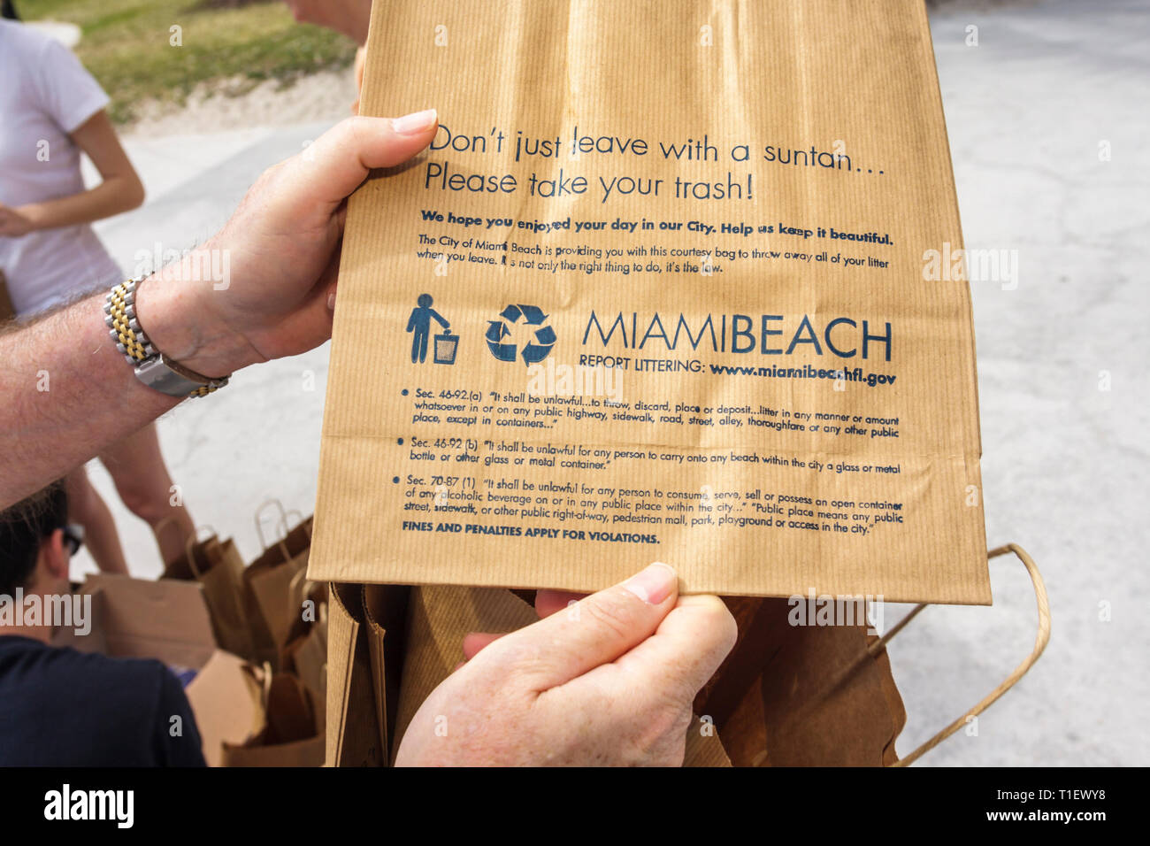 Miami Beach Florida, Lummus Park, sin basura, sin basura, bolsa de basura biodegradable, contaminación, limpieza, información, ley local, conciencia, FL090310001 Foto de stock