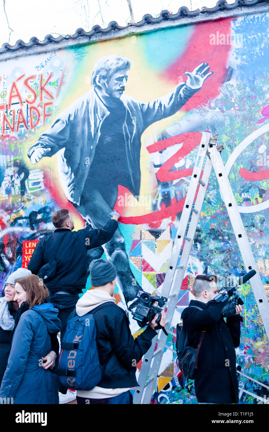 Praga - Lennon pintado en la pared para celebrar el 30º aniversario de la Revolución. Foto de stock