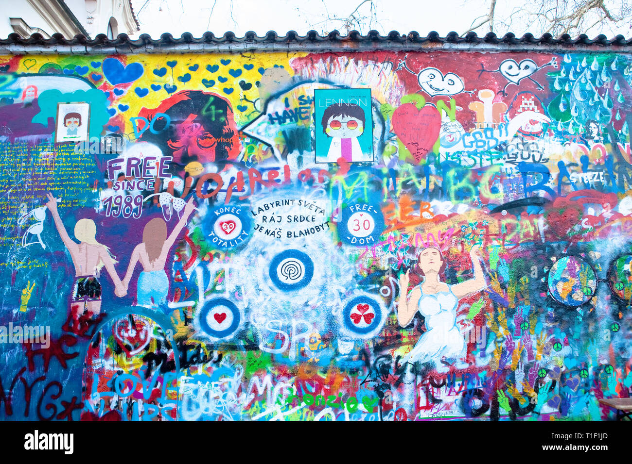 Praga - Lennon pintado en la pared para celebrar el 30º aniversario de la Revolución. Foto de stock