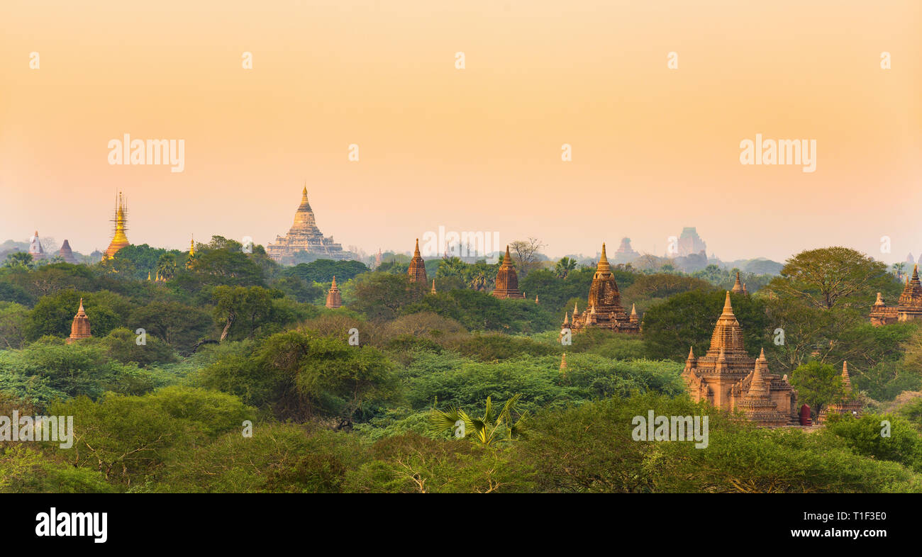 Impresionante vista de la hermosa ciudad antigua Bagan (anteriormente pagano) durante la puesta de sol. La zona arqueológica de Bagan es una atracción principal en Myanmar. Foto de stock