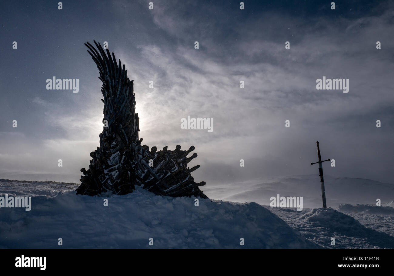 Trono de hierro desde el Juego de Tronos - uno de los 6 tronos escondidas alrededor del mundo por HBO Foto de stock
