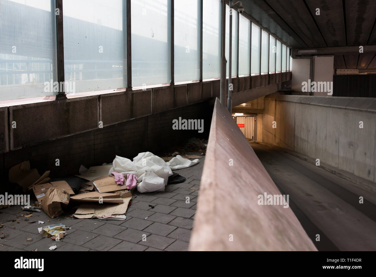 La Haya - la vivienda de una persona sin hogar en el centro, cerca de la estación central. Foto de stock