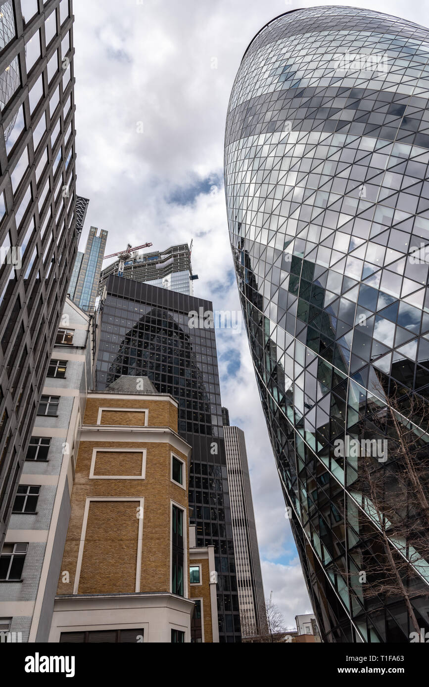 La carrera al cielo. Los Edificios Rascacielos de la ciudad, en el distrito financiero, "Square Mile de Londres". Foto de stock