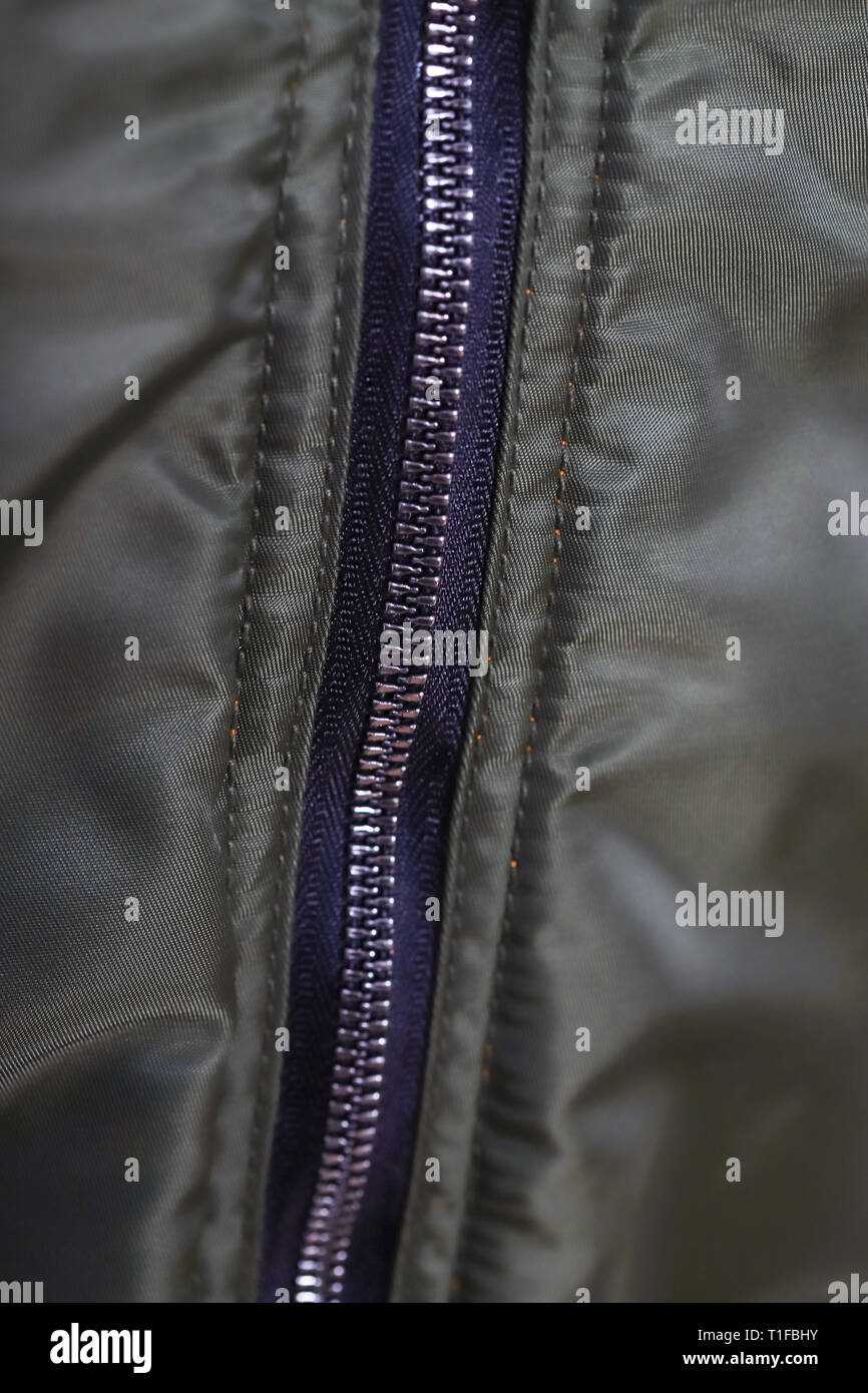 Cierre de cremallera Chaqueta verde oliva , moda invierno outfit. Chaqueta  aislado sobre fondo blanco Fotografía de stock - Alamy