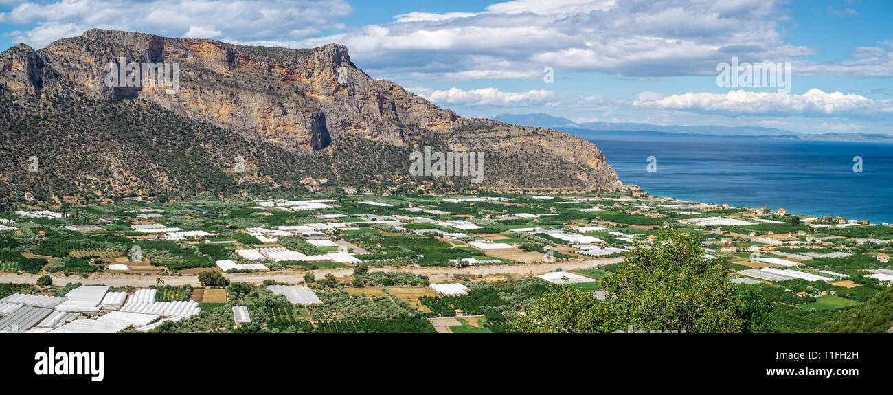 Invernaderos y campos cultivados por el mar. Lakkos, Peloponeso, Grecia. Foto de stock
