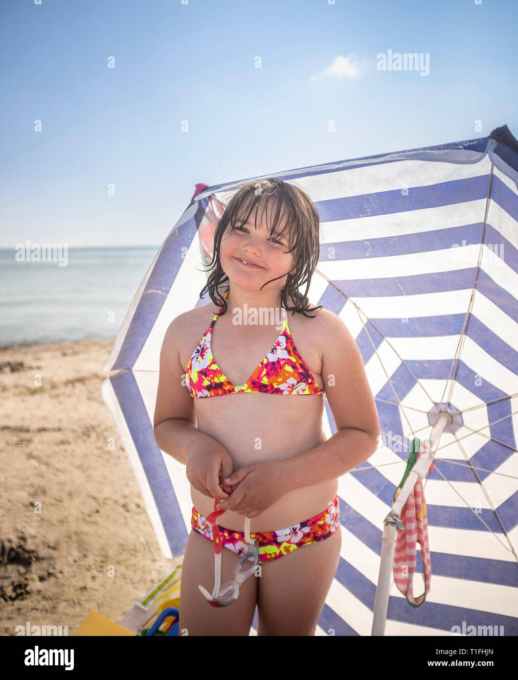 de una joven niña de 8 años en la playa. Gotland, Suecia, Escandinavia Fotografía de stock - Alamy