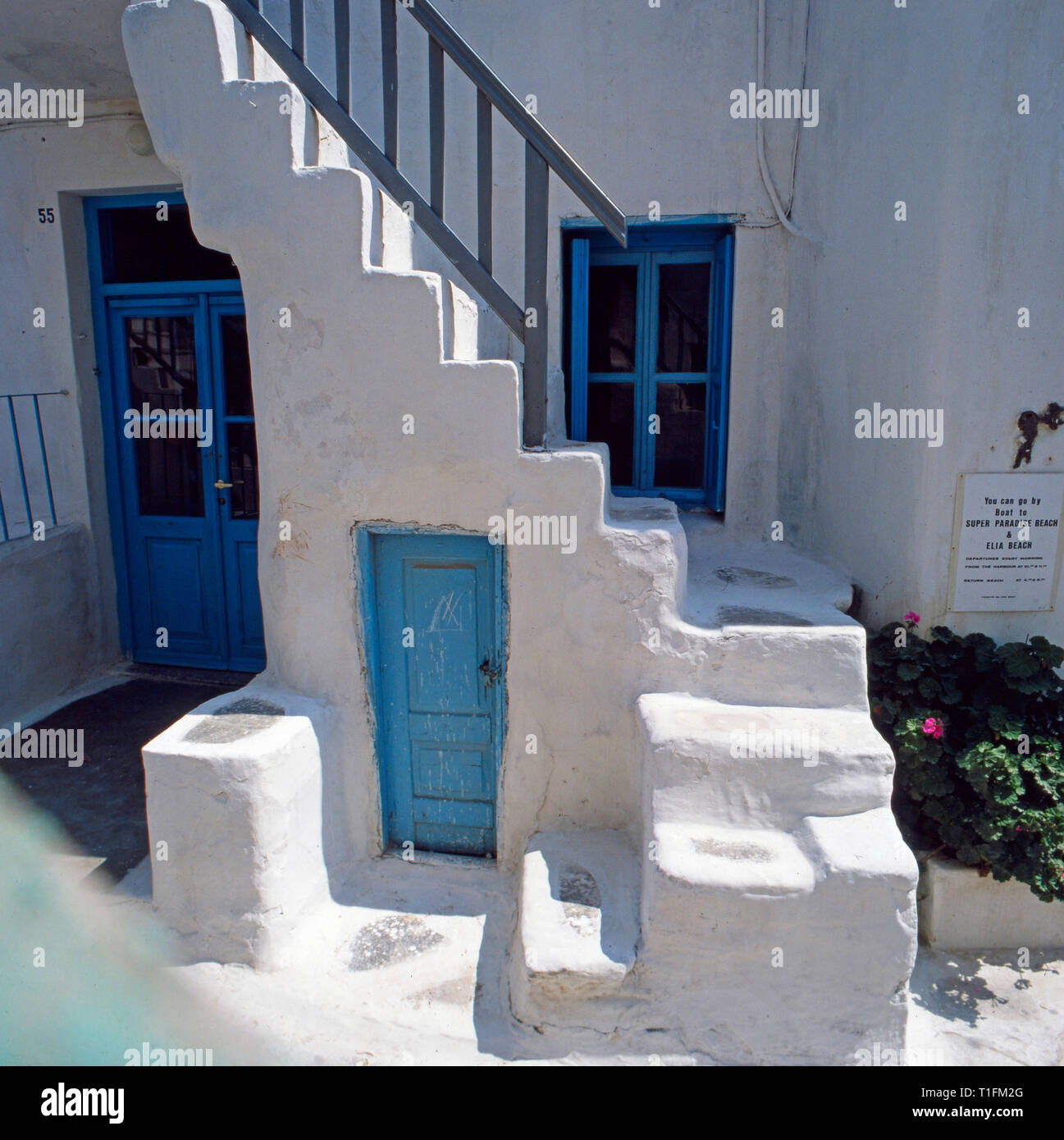 Eingang zu einem kleinen Haus en Mykonos Chora, Griechenland 1980er. Entrada a una casa pequeña en Mykonos Chora, Grecia 1980 Foto de stock