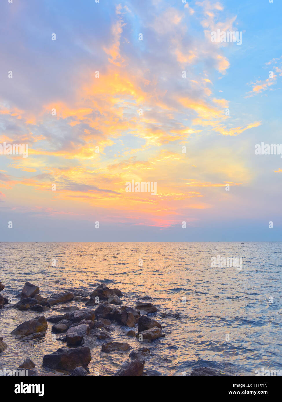 Puesta de sol sobre el mar Adriático en verano.Seascape con hermosa vista de reluciente mar tranquilo por la noche. Foto de stock
