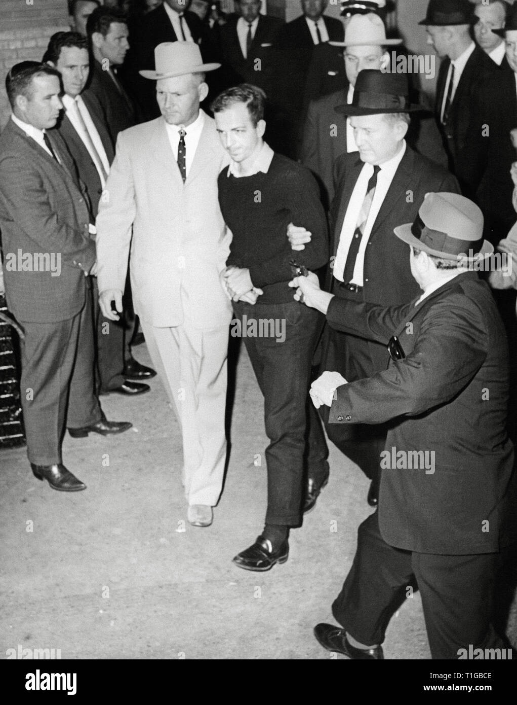 Lee Harvey Oswald filmada por Jack Ruby como Oswald está siendo movido por los detectives de la policía de Dallas Jim Leavelle y L. C. Fosas Comunes, 24 de noviembre de 1963 Archivo de referencia # 1003 811tha Foto de stock