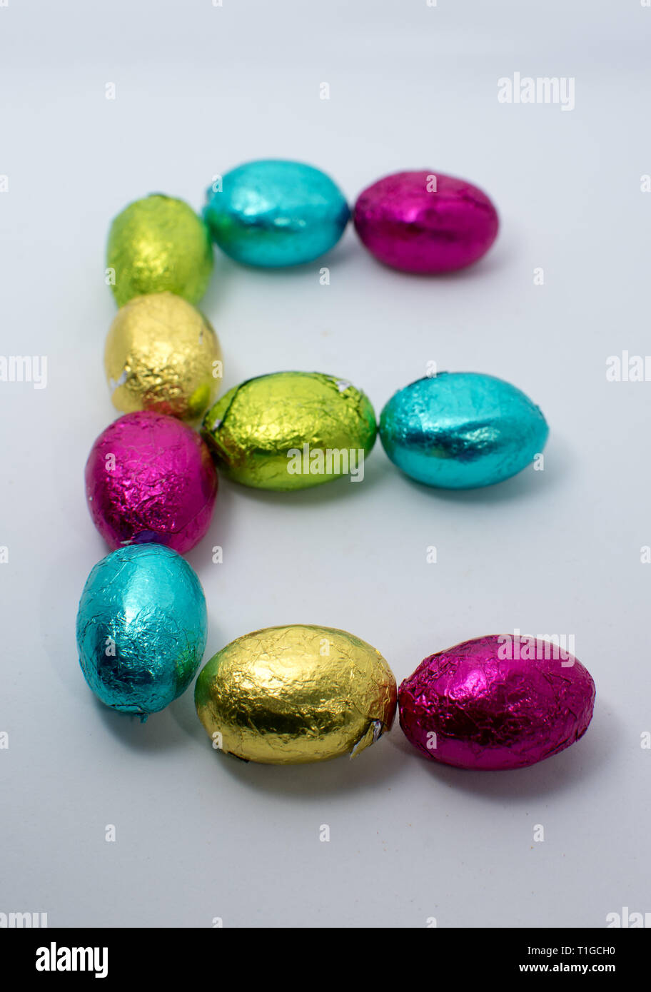Huevo de pascua bombones envueltos en papel plateado coloridos dispuestos  en forma de huevo Fotografía de stock - Alamy