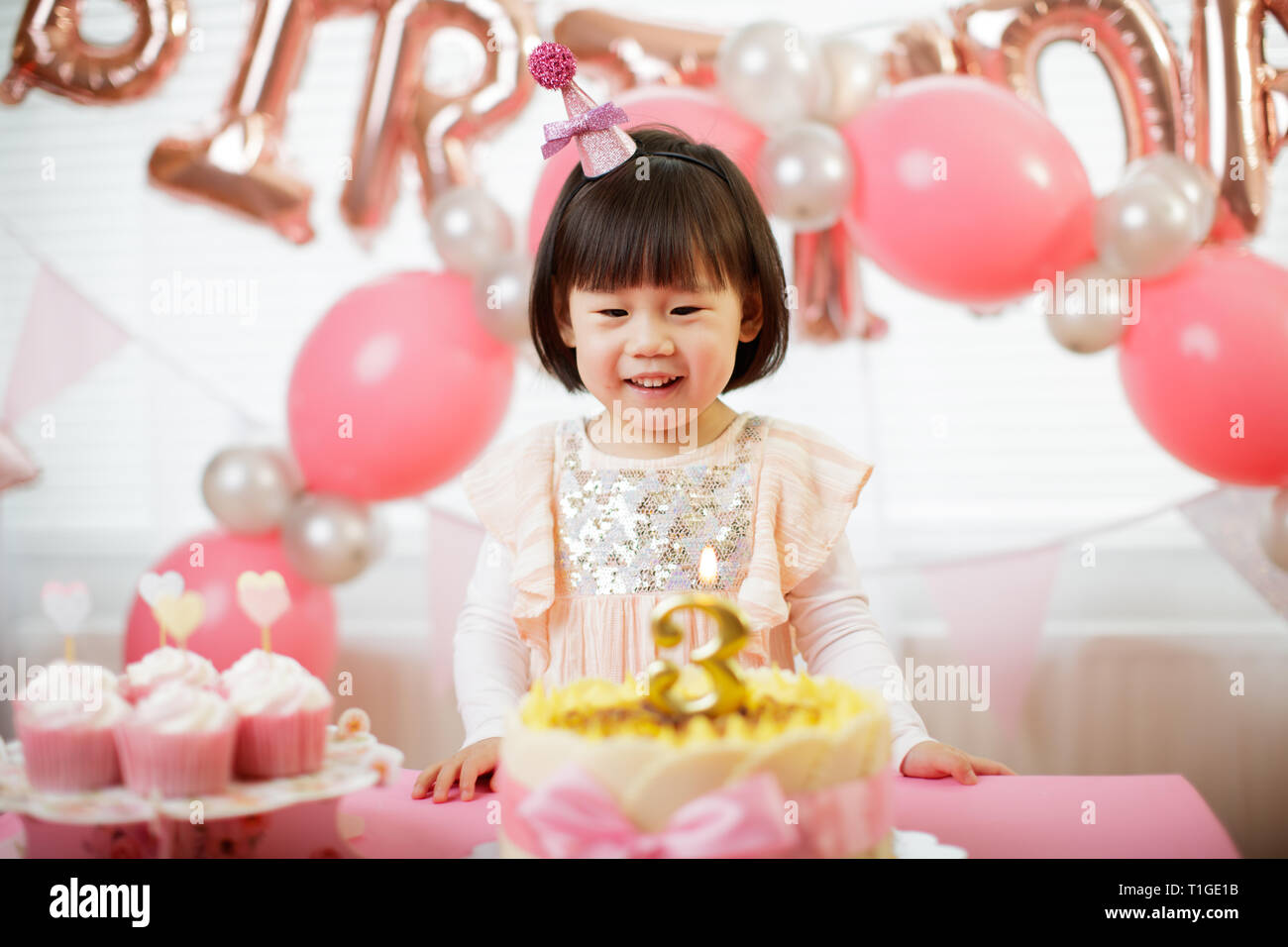 Niño de 3 años se celebra el tercer cumpleaños por celebrar una fiesta  Fotografía de stock - Alamy