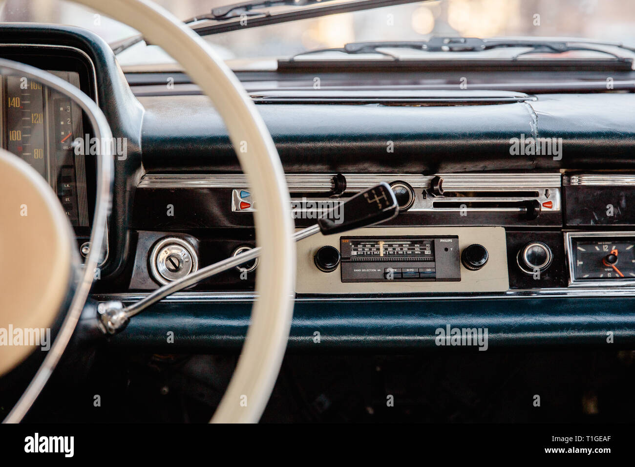 Imagen de estilo retro de un coche viejo radio y dashboard dentro de un  coche clásico Fotografía de stock - Alamy