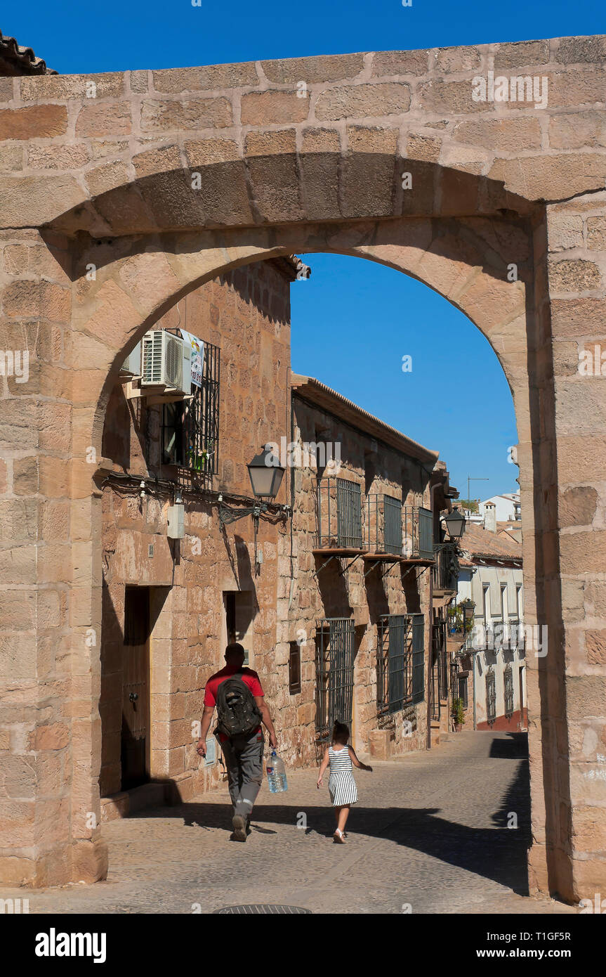 Vista urbana con arco de los Benalua. Baños de la Encina. Provincia de Jaén. Región de Andalucía. España. Europa Foto de stock