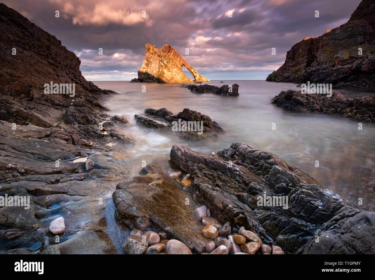 Bow Fiddle Rock, cerca de Portknochie, Moray Coast, noreste de Escocia, Escocia, REINO UNIDO Foto de stock