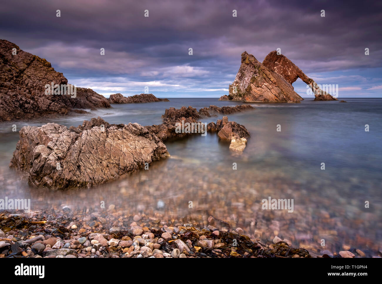 Bow Fiddle Rock, cerca de Portknochie, Moray Coast, noreste de Escocia, Escocia, REINO UNIDO Foto de stock