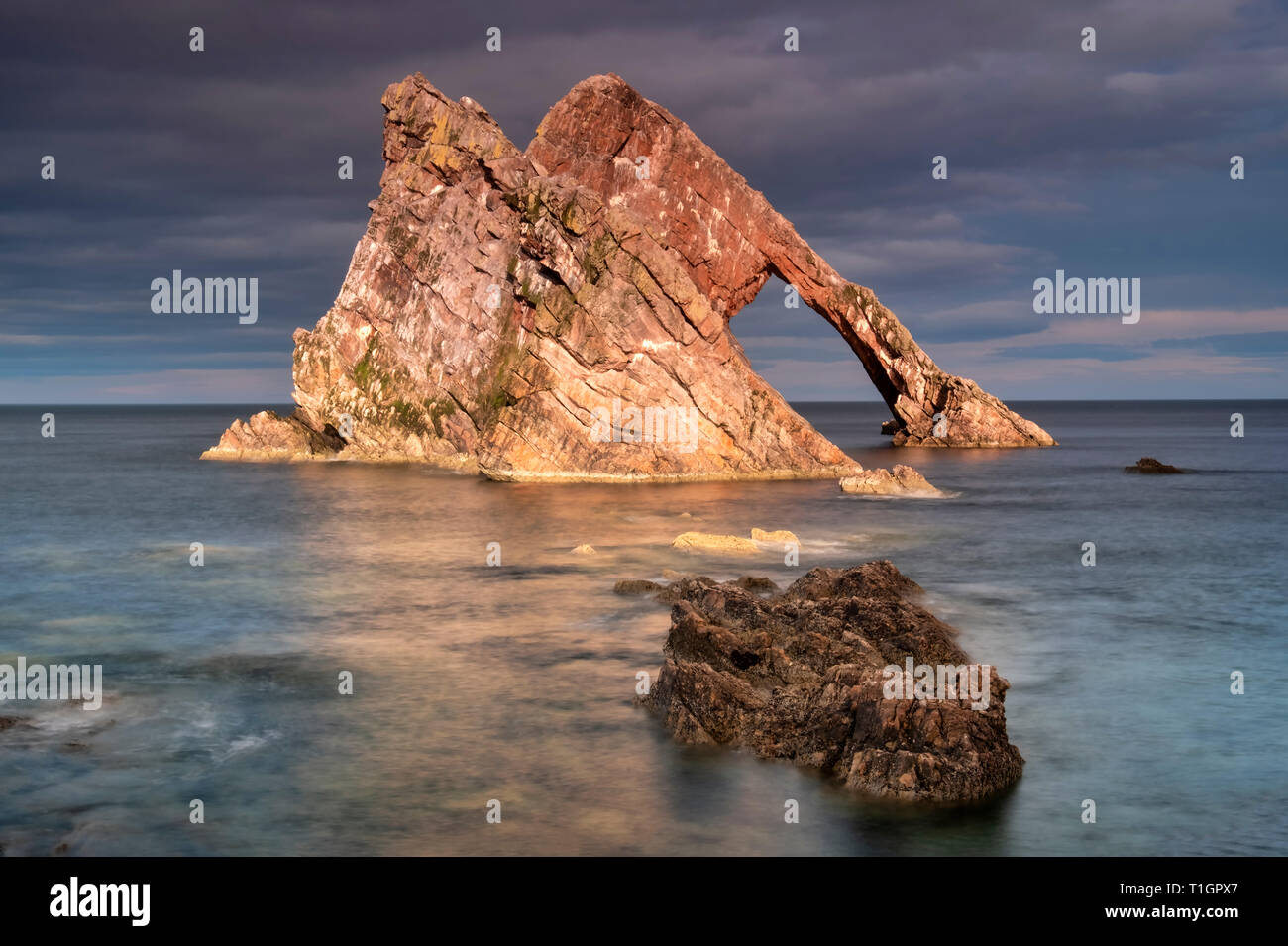 Arco Riddle Rock al atardecer, cerca de Portknockie, Moray Coast, noreste de Escocia, Escocia, REINO UNIDO Foto de stock