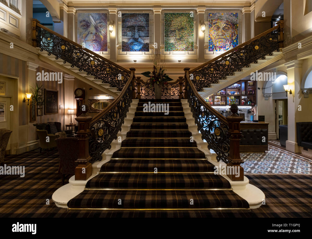 La gran escalera en el Royal Highland Hotel Inverness, Scotland, Reino Unido Foto de stock