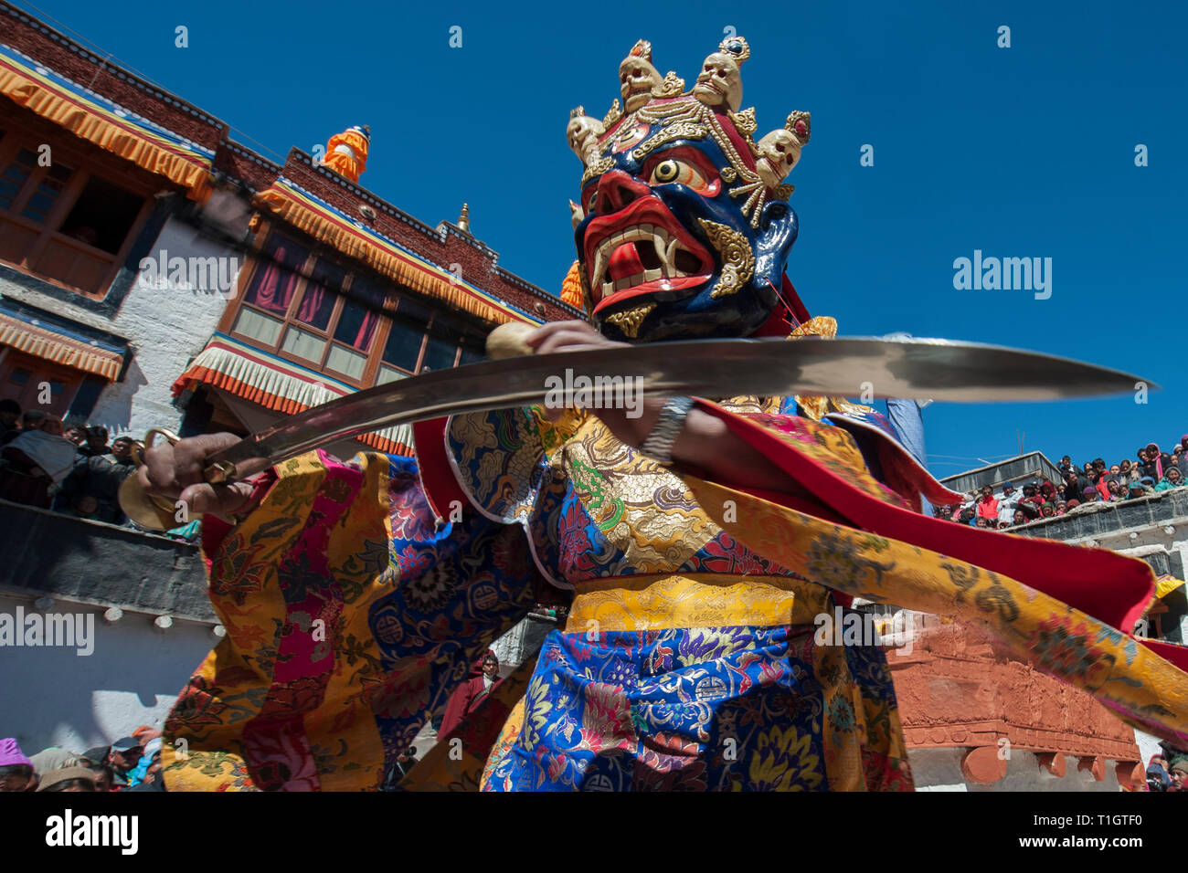 Máscara con gran sable Mahakala realiza Cham bailar en un monasterio budista. Foto de stock