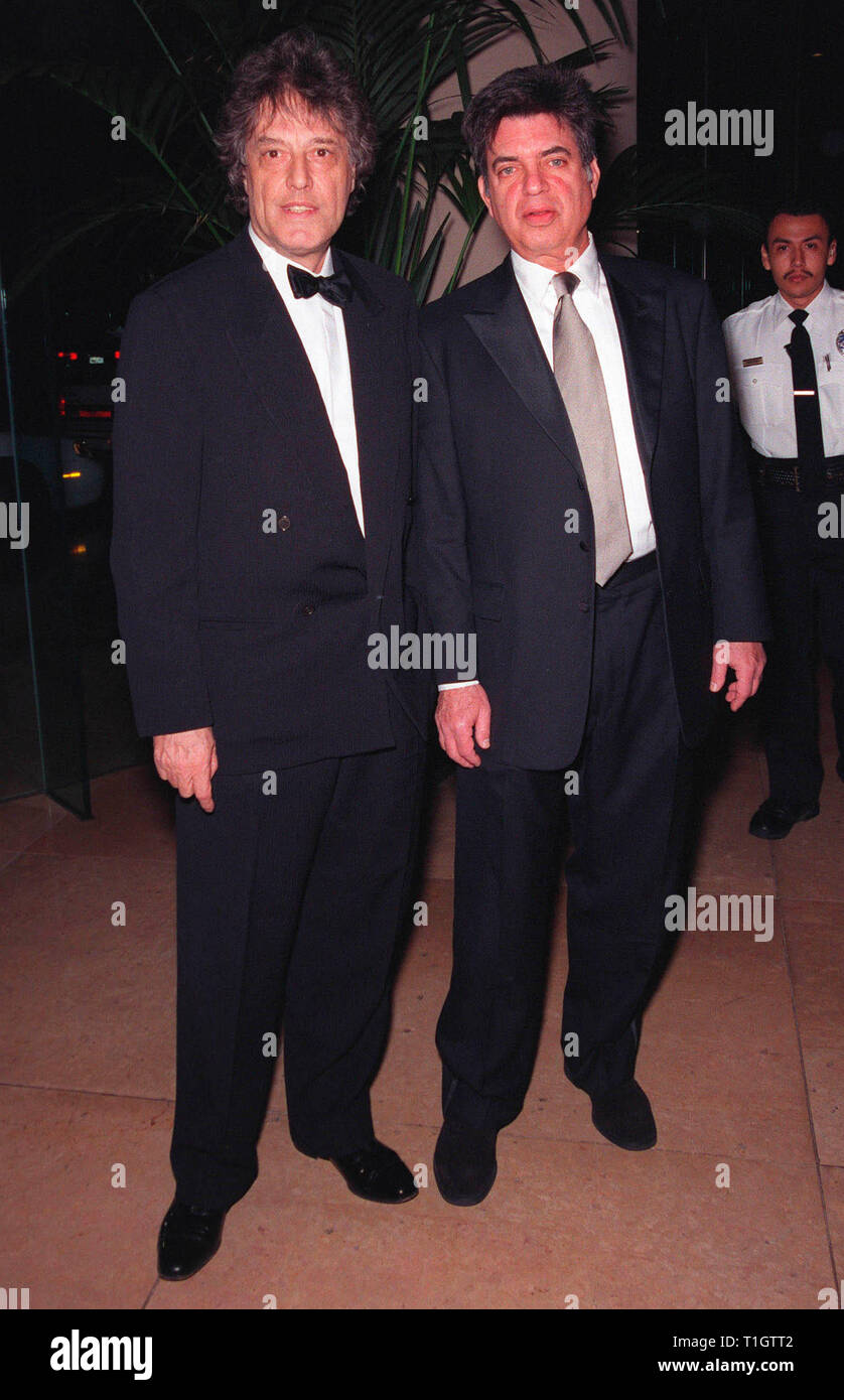 LOS ANGELES, CA - February 20, 1999: Los escritores Tom Stoppard (izquierda) y Marc Norman en el Writers Guild Awards en Beverly Hills. Ganaron el primer premio de la noche - Mejor Guión escrito directamente para la pantalla - para 'Shakespeare in Love'. © Paul Smith / Featureflash Foto de stock
