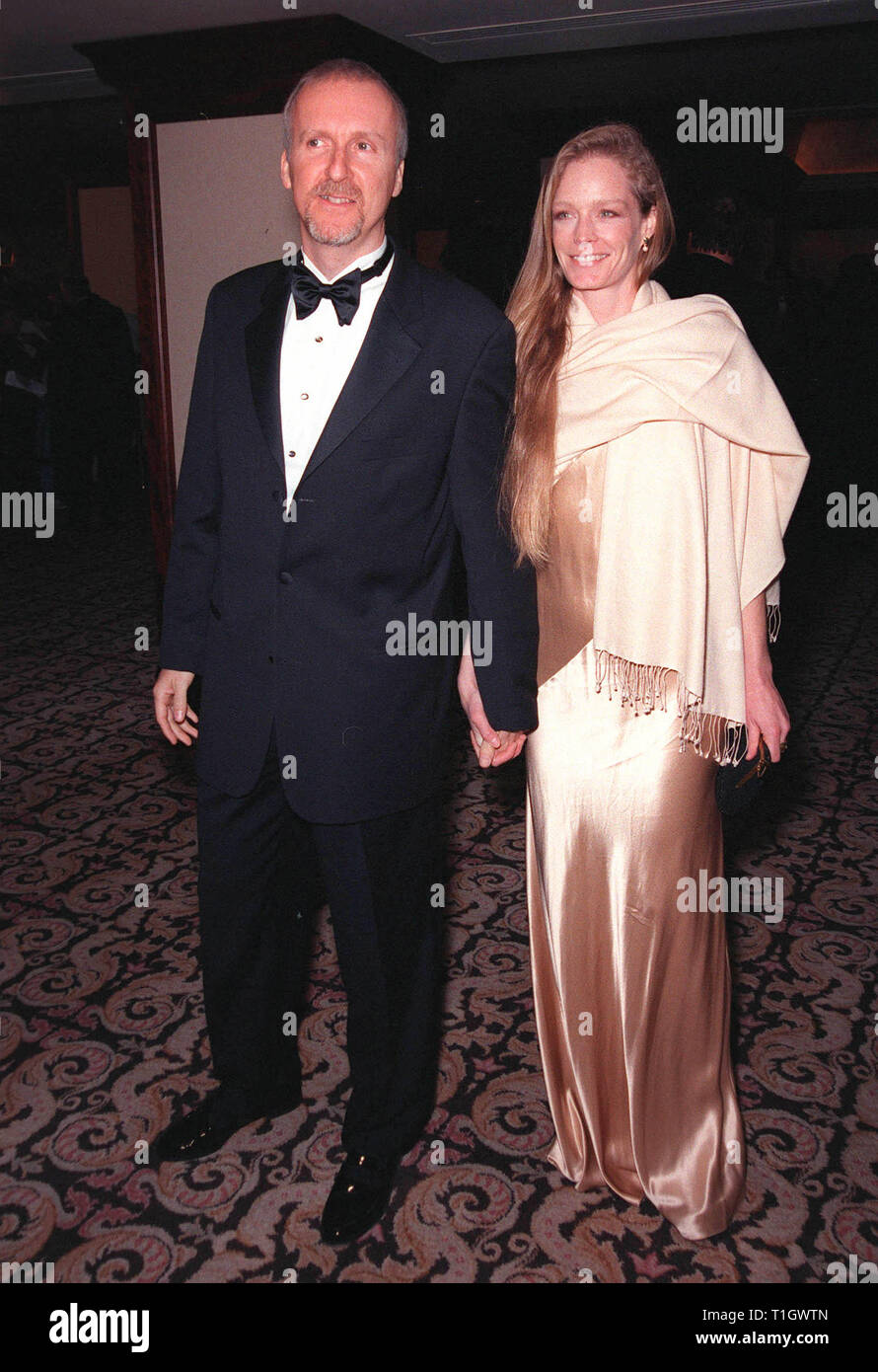 LOS ANGELES, CA - March 7, 1999: El Director James Cameron y la actriz novia Suzy AMIS en el Directors Guild of America Awards en Beverly Hills. © Paul Smith / Featureflash Foto de stock