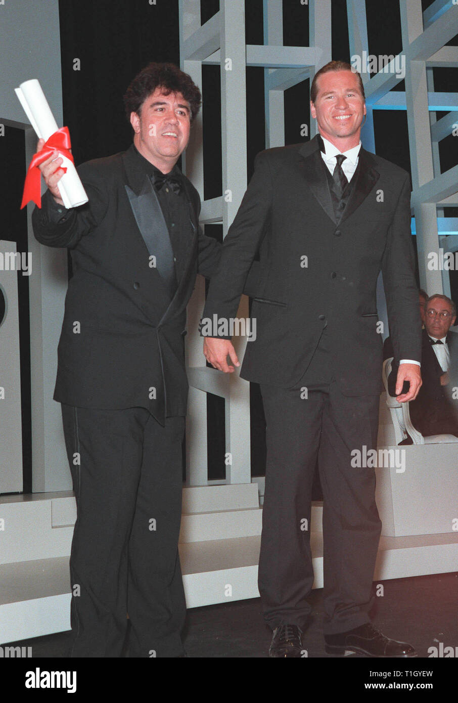 CANNES, Francia: 23 de mayo de 1999: El director español Pedro Almodóvar (izquierda) - Ganador del premio al Mejor Director - con el actor Val Kilmer en la 52ª edición del Festival de Cine de Cannes. © Paul Smith / Featureflash Foto de stock