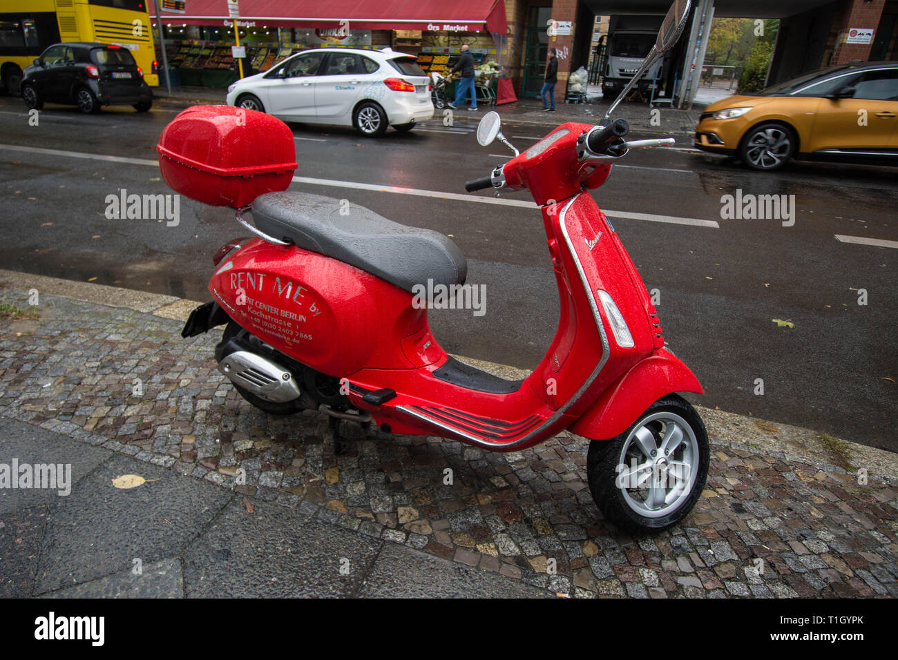 Estado participar Plano scooter de motor rojo con espejo en el centro de Berlín Alemania Fotografía  de stock - Alamy