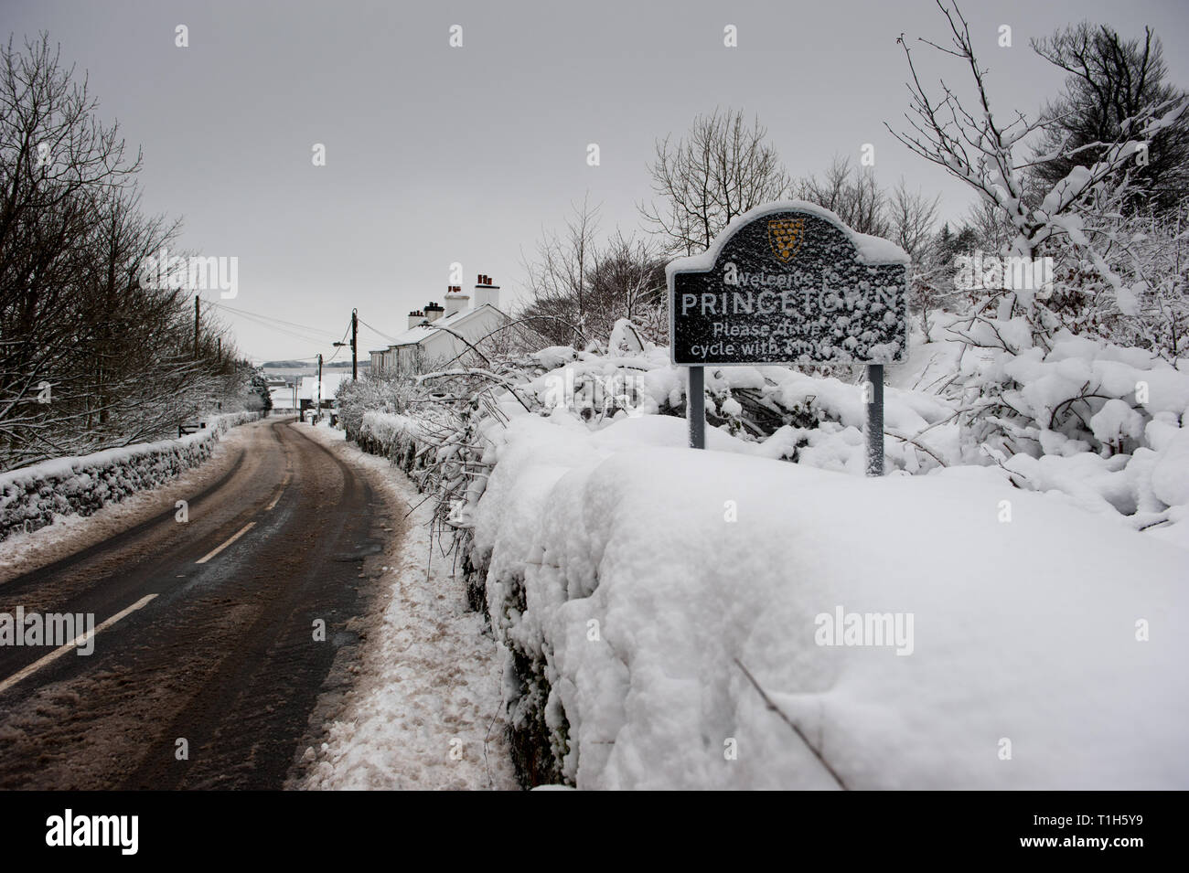 Aldea Princetown firmar cubierto de nieve al lado de lodo cubiertas de carretera Foto de stock