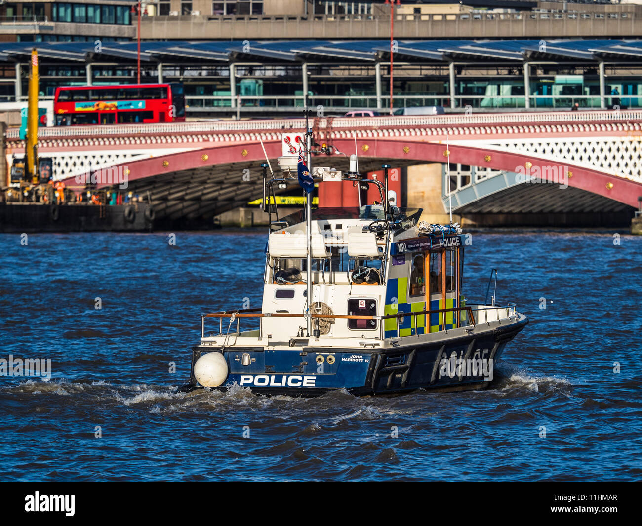 London Metropolitan Police River Boat cerca del puente Blackfriars en el río Támesis. London River Police Boat. Foto de stock