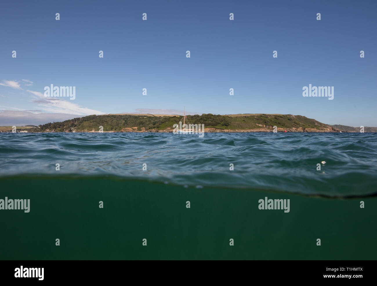 Un disparo de un yate en Salcombe estuario durante el verano mirando a East Portlemouth desde Splat Cove. Foto de stock