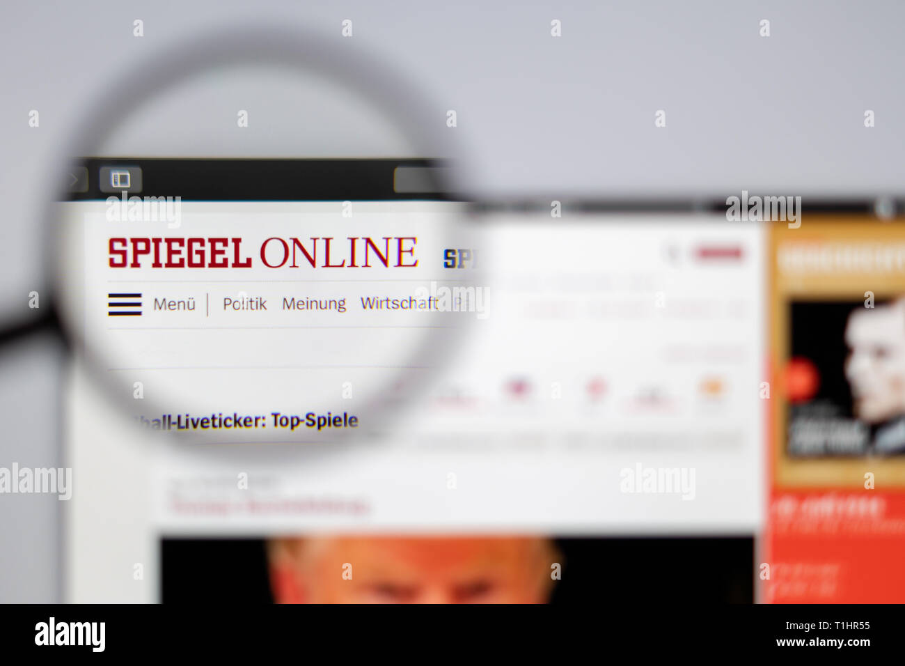 Alemania Medios de Noticias Spiegel Online página principal. Spiegel Online logo visible a través de una lupa. Foto de stock