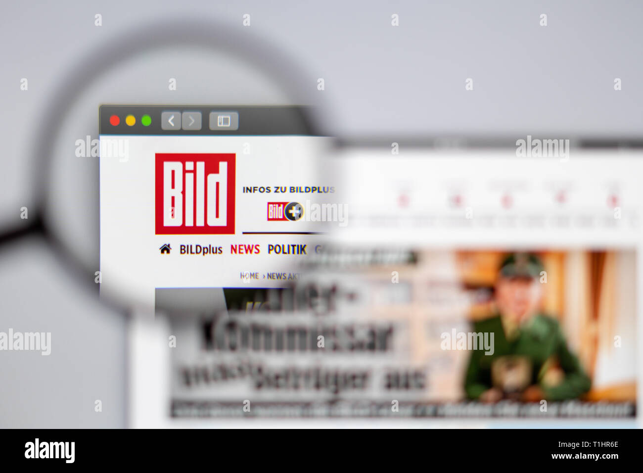 Alemania noticias medios Bild Página de inicio de nuestro sitio web. Bild logo visible a través de una lupa. Foto de stock