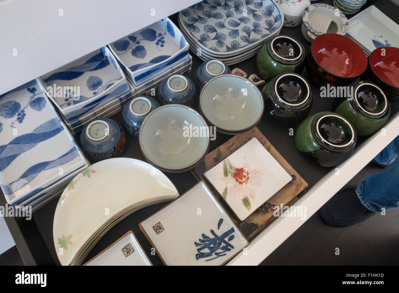 Apiladas y organizó las placas japonesas de diversas formas y tamaños, EE.UU. Foto de stock