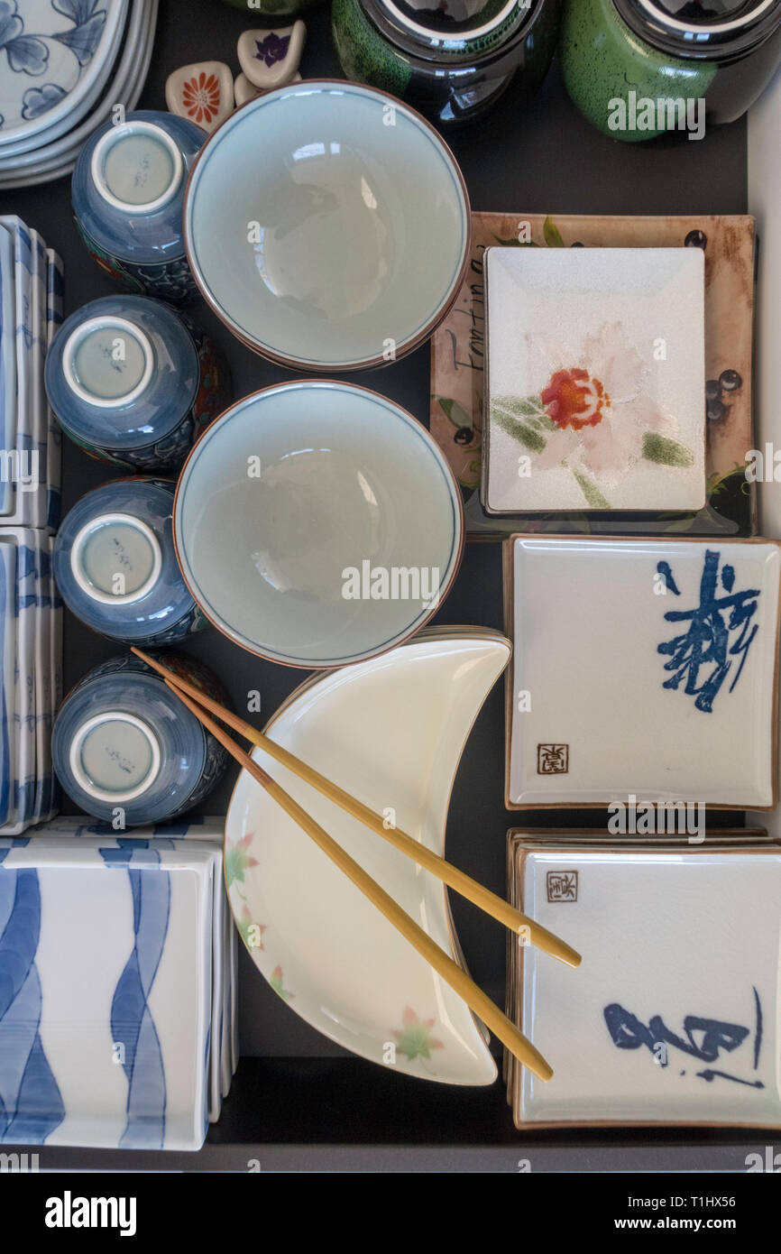 Apiladas y organizó las placas japonesas de diversas formas y tamaños, EE.UU. Foto de stock