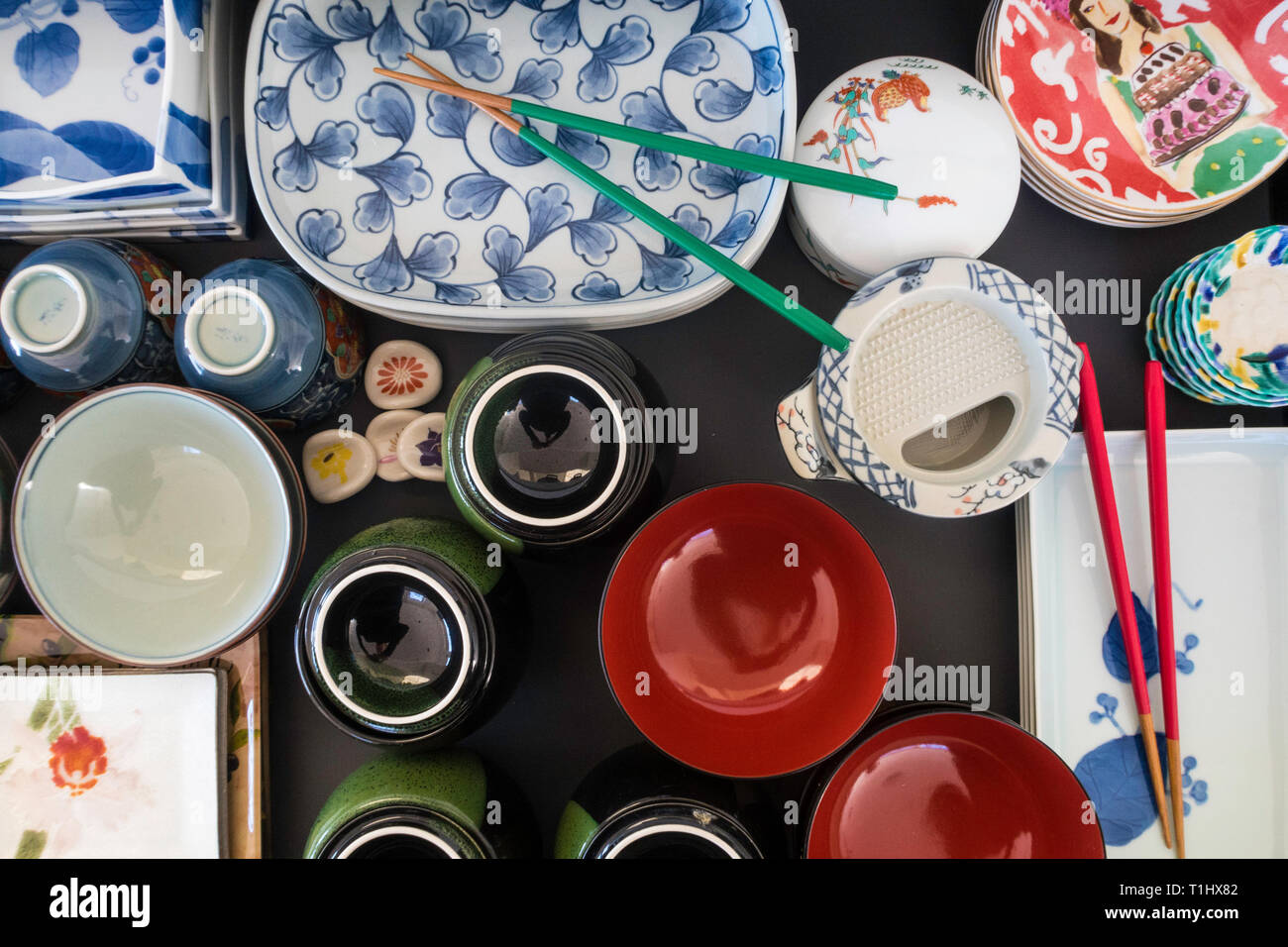 Apiladas y organizó las placas japonesas de diversas formas y tamaños, EE.UU. Foto de stock