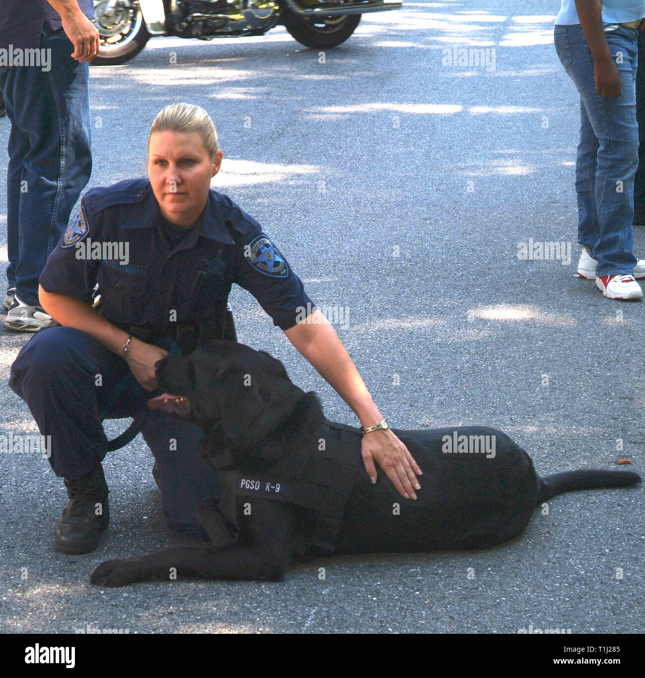 Oficial de policía con su perro bomba Foto de stock