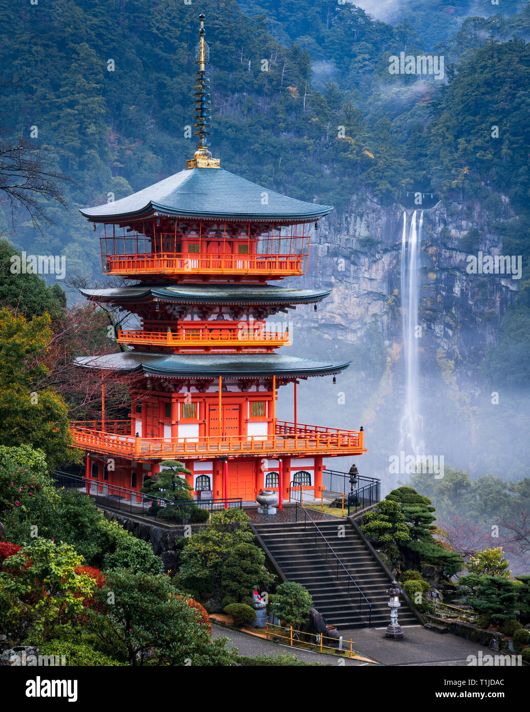 Cascada de Nachi con red pagoda, Nachi, Wakayama, Japón Fotografía de stock  - Alamy