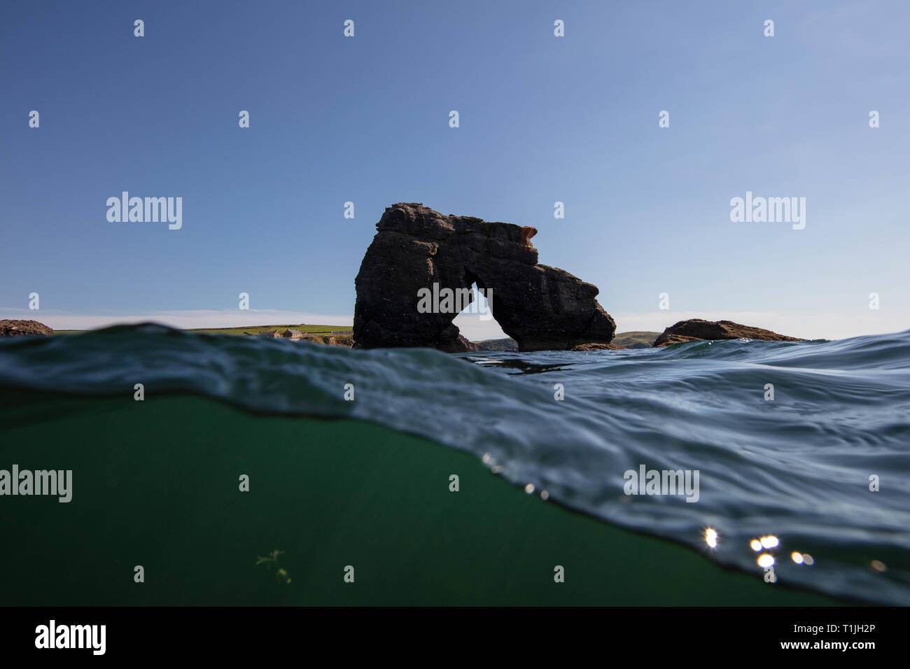 Esta hermosa piedra sobresale en el mar custodiando South Milton Sands, Thurlestone Foto de stock