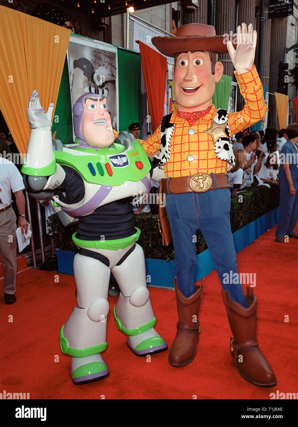LOS ANGELES, CA. Noviembre 13, 1999: los personajes de Buzz Lightyear y  Woody (izquierda) en el estreno mundial de la película de Disney/Pixar "Toy  Story 2" en el Capitan Theatre de Hollywood. ©