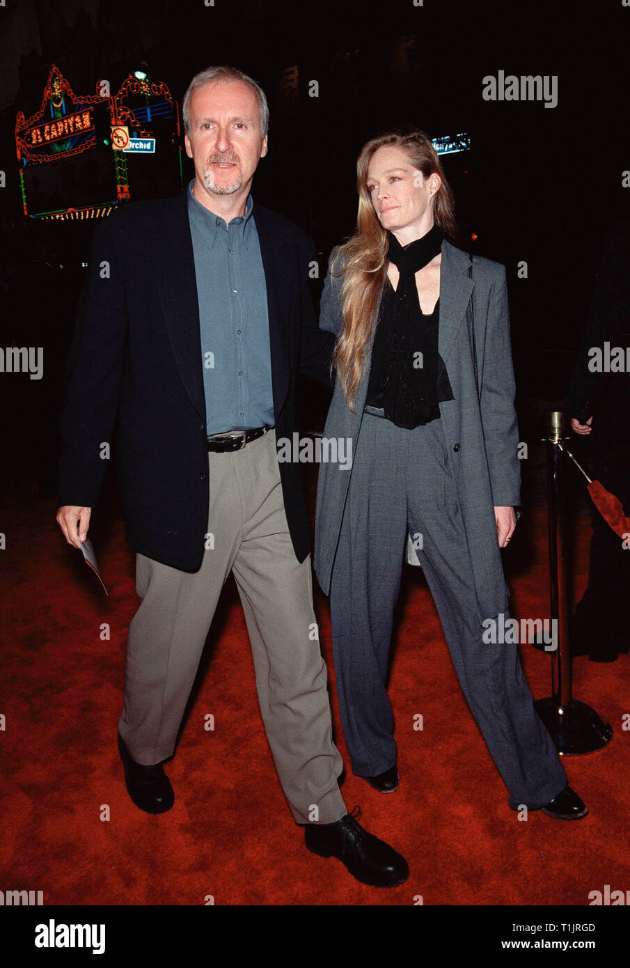 LOS ANGELES, CA. Noviembre 16, 1999: "Titanic", James Cameron y la actriz novia Suzy Amis en el estreno mundial de "Fin de los días" protagonizada por Arnold Schwarzenegger. © Paul Smith / Featureflash Foto de stock