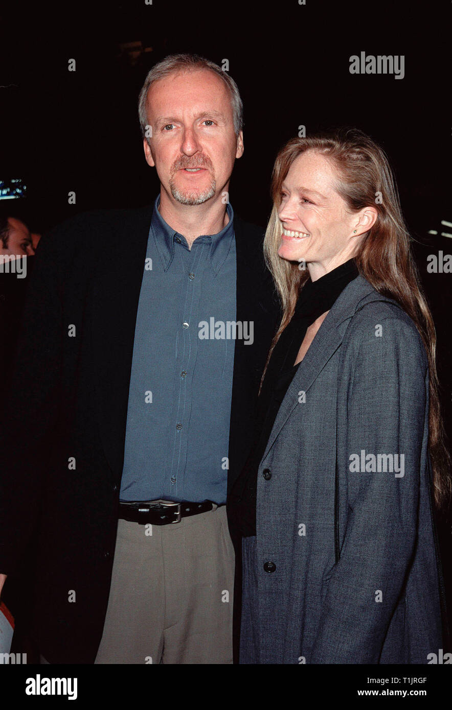 LOS ANGELES, CA. Noviembre 16, 1999: "Titanic", James Cameron y la actriz novia Suzy Amis en el estreno mundial de "Fin de los días" protagonizada por Arnold Schwarzenegger. © Paul Smith / Featureflash Foto de stock